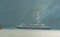 Östlicher Hardangerfjord (Eidfjord) mit Queen Mary 2