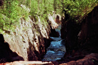 Schöner Fluss mit Wasserfall südlich von Lillhärdal