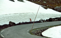 Schneemassen vom letzten Winter bei der Umfahrung des ersten Tunnels auf dem Haukelifjell