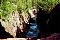 Schöner Fluss mit Wasserfall südlich von Lillhärdal
