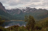Fjord und schneebedeckte Berge