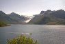 Gletscherzunge des Svartisen reicht fast bis zum Fjord