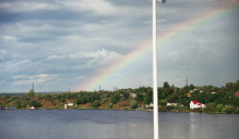 Ivangorod mit Regenbogen von Narwa aus gesehen