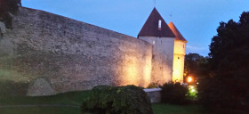 Stadtmauer von Tallinn am Abend