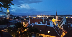 Tallinn von oben am Abend